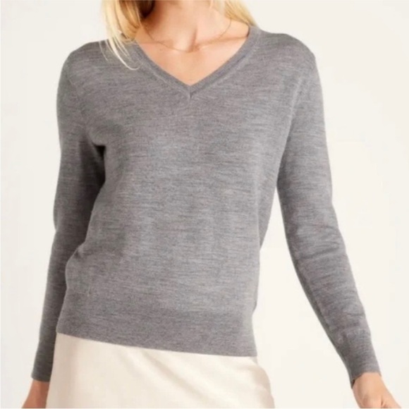 Banana Republic 100% Merino Wool Seamless V Neck Sweater Gray Woman’s Medium - Picture 1 of 11
